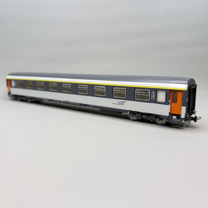 PIKO 97140 - Voiture voyageur, A9u, 1CL, livrée Corail, logo Casquette, SNCF