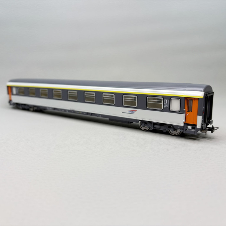 PIKO 97140 - Voiture voyageur, A9u, 1CL, livrée Corail, logo Casquette, SNCF