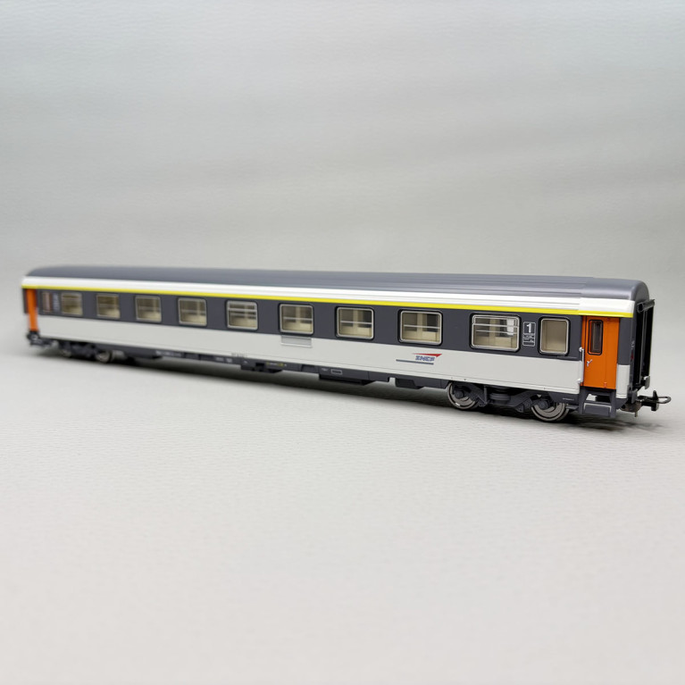 PIKO 97140 - Voiture voyageur, A9u, 1CL, livrée Corail, logo Casquette, SNCF