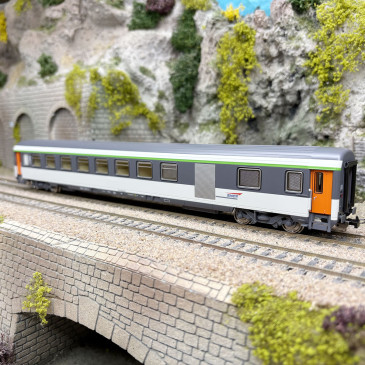 Voiture voyageur, B6Du, mixte 2CL / fourgon, livrée Corail, logo Casquette, SNCF, Ep. IV - PIKO 97142 - HO 1/87