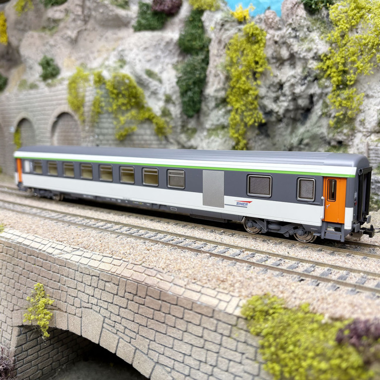 Voiture voyageur, B6Du, mixte 2CL / fourgon, livrée Corail, logo Casquette, SNCF, Ep. IV - PIKO 97142 - HO 1/87