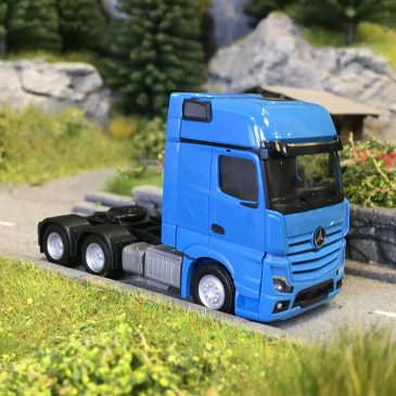 Tracteur porteur Mercedes Benz Actros L Gigaspace, 3 essieux, bleu clair - HERPA 317917-002 - HO 1/87