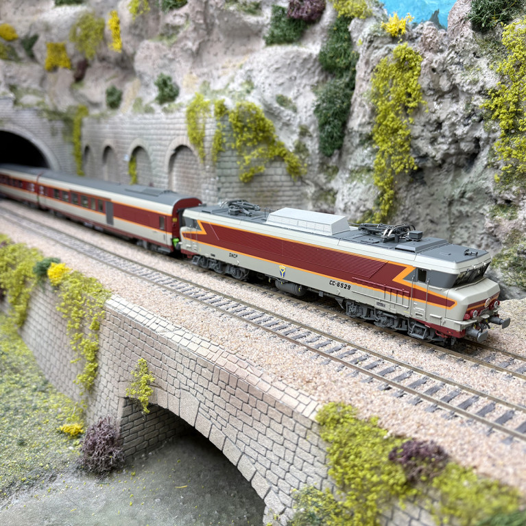 Grand confort "Aquitaine", CC 6529 + 1x  A4Dtux mixte 1CL/fourgon + 1 x A8tu 1CL, SNCF, Ep. IV - LSMODELS 11002 - HO 1/87