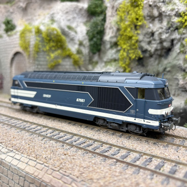 Locomotive diesel  BB 67561, bleue, logo Nouille, Marseille, SNCF, Ep. V - REE MB-249 - HO 1/87