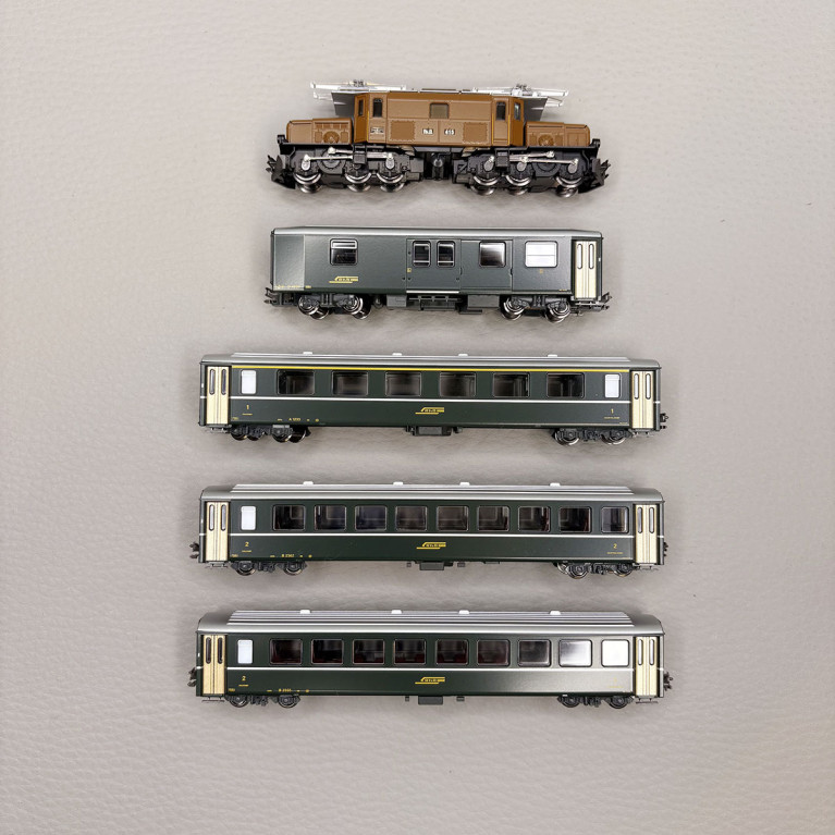 Train de voyageur, locomotive électrique Ge 6/6 I "Krokodil", 4 voitures, RhB  - KATO 10-1987