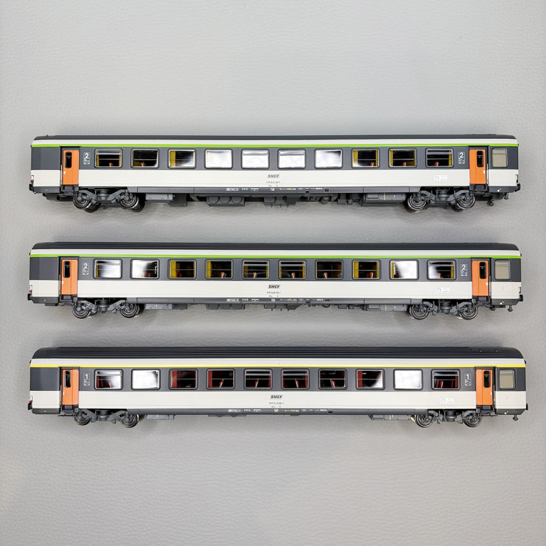 Lsmodels 41999 - 3 voitures Corail, Vtu, " Le Montaigne", A10rtu, B11tu x 2, livrée Corail, logo Encadré, SNCF