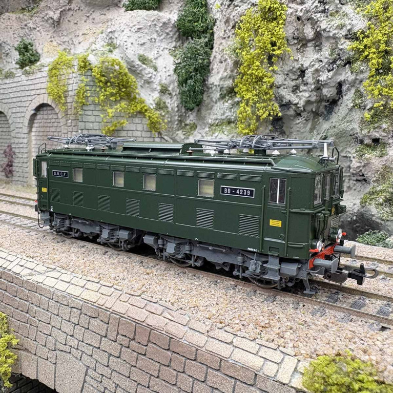 Locomotive électrique BB 4239 de manœuvre, SNCF, Ep. IV - PIKO 97429 - HO 1/87