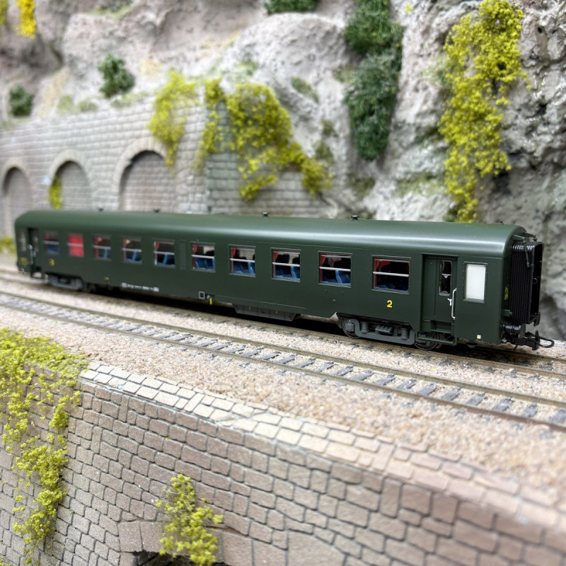 Voiture USI, Bmyfi, 2CL, Ouest, Batignolles, SNCF, Ep. IIIb, éclairage - R37 42500 - HO 1/87