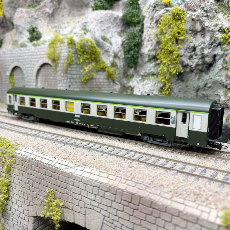 Voiture USI, B10t, 2CL, Sud Est, Clermont, logo encadré blanc, SNCF, Ep. IVb, éclairage - R37 42502 - HO 1/87