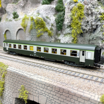 Voiture USI, B10t, 2CL, Sud Est, Clermont, logo encadré blanc, SNCF, Ep. IVb, éclairage - R37 42502 - HO 1/87