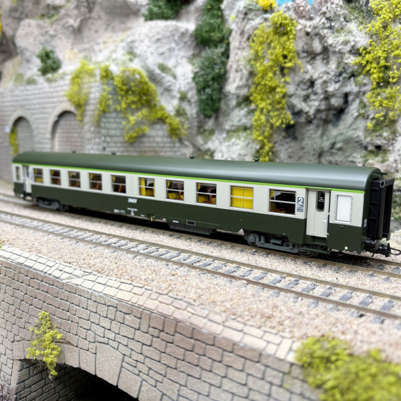 Voiture USI, B10t, 2CL, Sud Est, Dijon, logo encadré blanc, SNCF, Ep. IVb, éclairage - R37 42503 - HO 1/87