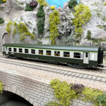 Voiture USI, B10t, 2CL, Sud Est, Marseille, logo Nouille, SNCF, Ep. V, éclairage - R37 42504 - HO 1/87