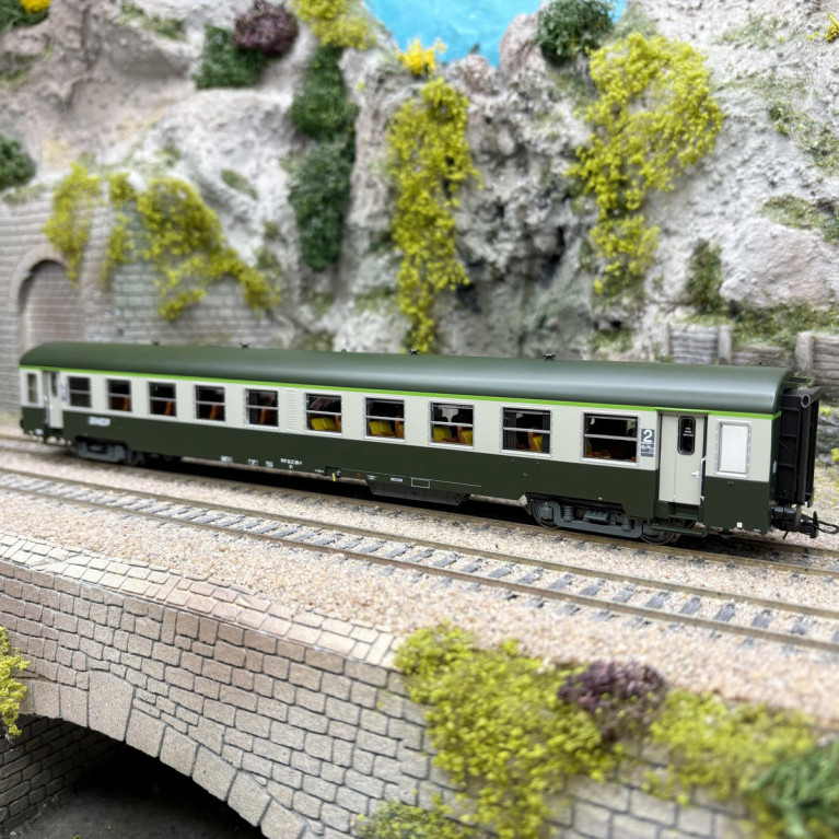 Voiture USI, B10t, 2CL, Sud Est, Marseille, logo Nouille, SNCF, Ep. V, éclairage - R37 42504 - HO 1/87