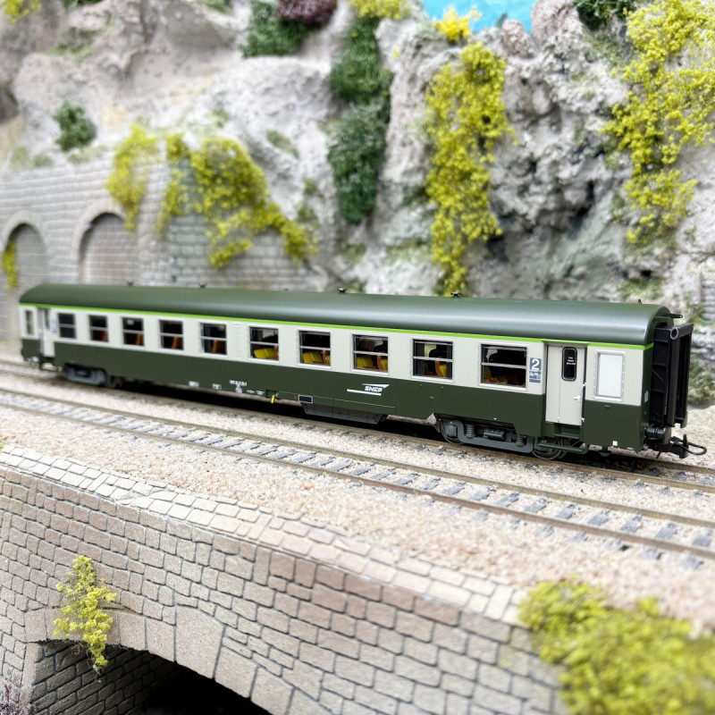 Voiture USI, B10t, 2CL, Sud Est, Chambéry, logo Casquette, SNCF, Ep. V, éclairage - R37 42505 - HO 1/87