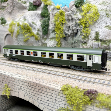 Voiture USI, B10t, 2CL, Sud Ouest, Toulouse, logo Nouille, SNCF, Ep. V, éclairage - R37 42506 - HO 1/87