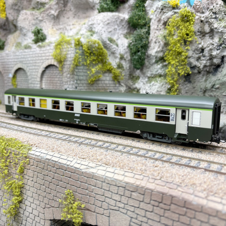 Voiture USI, B10t, 2CL, Ouest, Batignolles, logo Encadré blanc, SNCF, Ep. IVb, éclairage - R37 42509 - HO 1/87