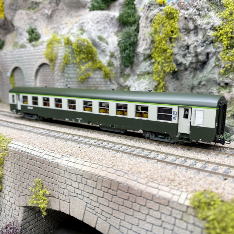 Voiture USI, B10t, 2CL, Sud Est, Dijon, logo Nouille, SNCF, Ep. V, éclairage - R37 42510 - HO 1/87