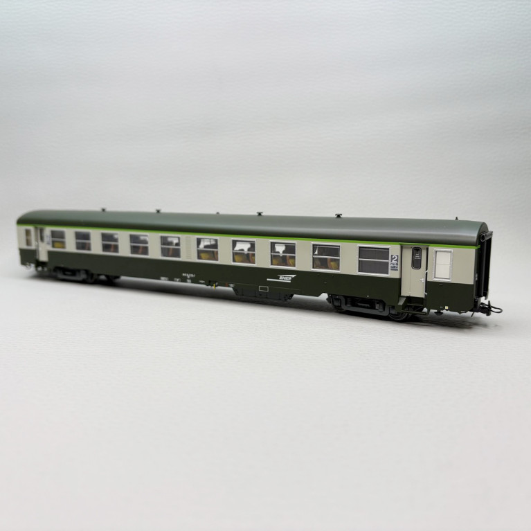 R37 42511 - Voiture USI, B10t, 2CL, Sud Est, Marseille, logo Casquette, SNCF