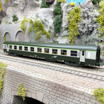 Voiture USI, B10t, 2CL, Sud Est, Marseille, logo Casquette, SNCF, Ep. V, éclairage - R37 42511 - HO 1/87