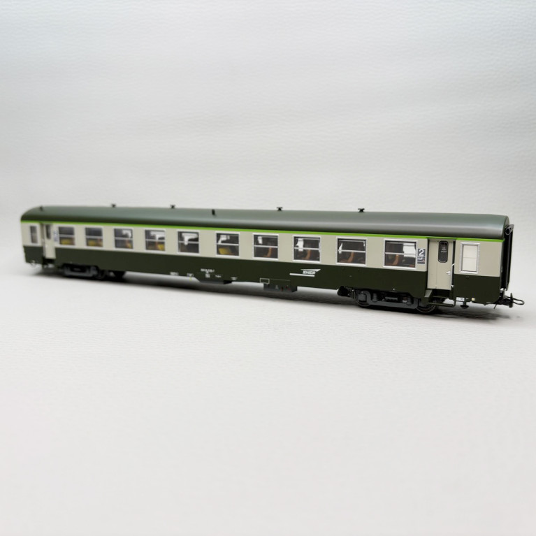 R37 42511 - Voiture USI, B10t, 2CL, Sud Est, Marseille, logo Casquette, SNCF