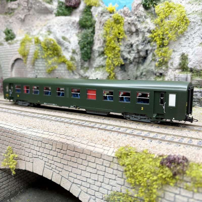 Voiture USI, Bmyfi, 2CL, Ouest, Batignolles, Marquage jaune, SNCF, Ep. IIIb, éclairage - R37 42512 - HO 1/87