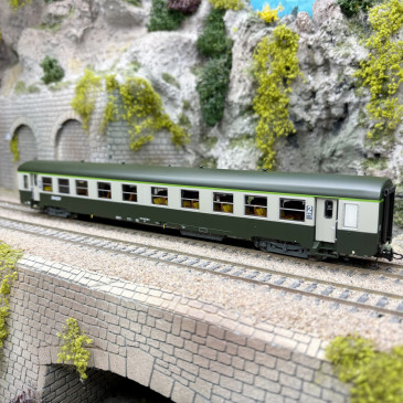 Voiture USI, B10t, 2CL, Sud Est, Chambéry, Logo Nouille blanc, SNCF, Ep. Vb, éclairage - R37 42516 - HO 1/87