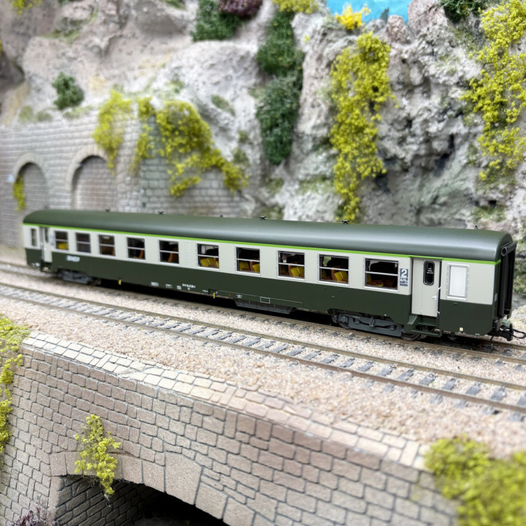 Voiture USI, B10t, 2CL, Sud Est, Chambéry, Logo Nouille blanc, SNCF, Ep. Vb, éclairage - R37 42516 - HO 1/87