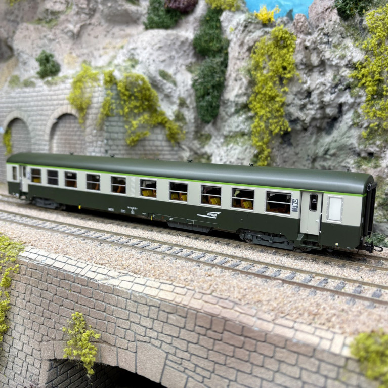 Voiture USI, B10t, 2CL, Sud Est, Dijon, Logo Casquette blanc, SNCF, Ep. Vc, éclairage - R37 42517 - HO 1/87