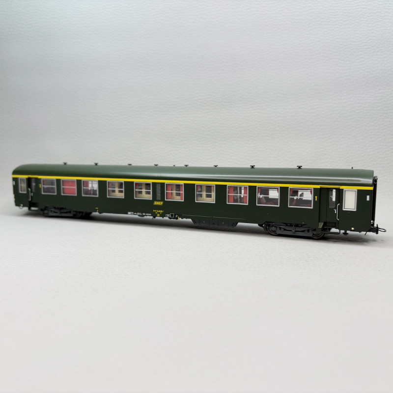 R37 42519B - Voiture USI, A4t4, 1CL, Sud Est, Toulouse, logo Encadré jaune, SNCF