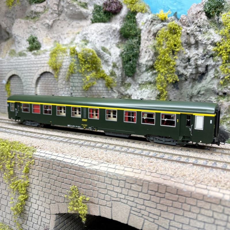 Voiture USI, A4t4, 1CL, Sud Est, Toulouse, logo Encadré jaune, SNCF, Ep. IVa, éclairage - R37 42519B - HO 1/87