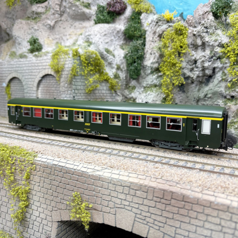 Voiture USI, A4t4, 1CL, Sud Est, Toulouse, logo Encadré jaune, SNCF, Ep. IVa, éclairage - R37 42519B - HO 1/87