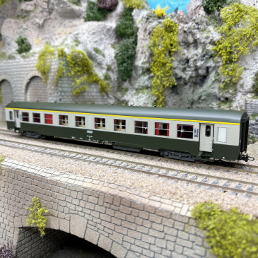 Voiture USI, A4t4, 1CL, Ouest, Sotteville, logo Encadré blanc, SNCF, Ep. IVb, éclairage - R37 42520 - HO 1/87