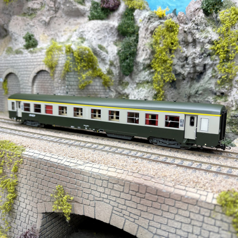 Voiture USI, A4t4, 1CL, Sud Est, Dijon, logo Nouille blanc, SNCF, Ep. IVb, éclairage - R37 42521 - HO 1/87