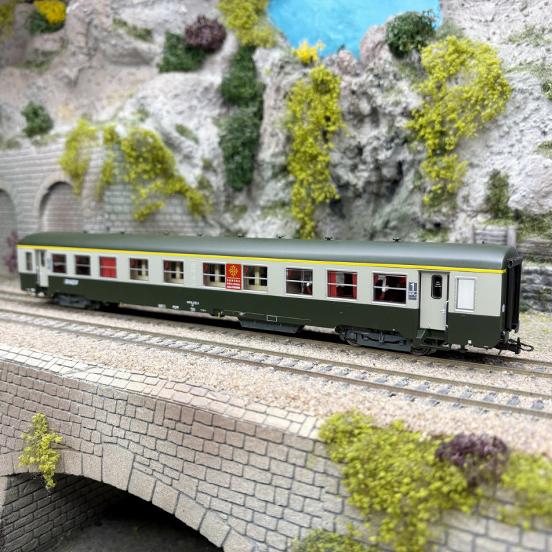 Voiture USI, A4t4, 1CL, Sud Ouest, Toulouse, logo Nouille blanc, SNCF, Ep. V, éclairage - R37 42522 - HO 1/87