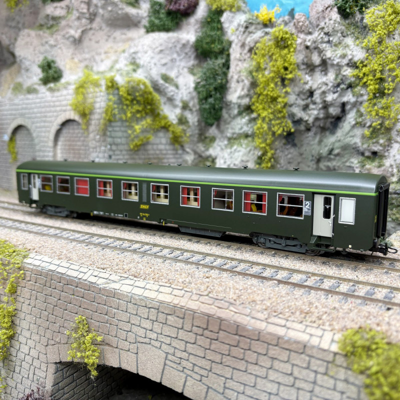 Voiture USI, B4t4, 2CL, Ouest, Sotteville, logo Encadré jaune, SNCF, Ep. IV, éclairage - R37 42523 - HO 1/87