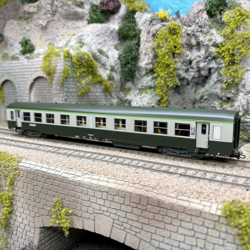 Voiture USI, B4t4, 2CL, Sud Est, Chambéry, logo Nouille blanc, SNCF, Ep. V, éclairage - R37 42524 - HO 1/87