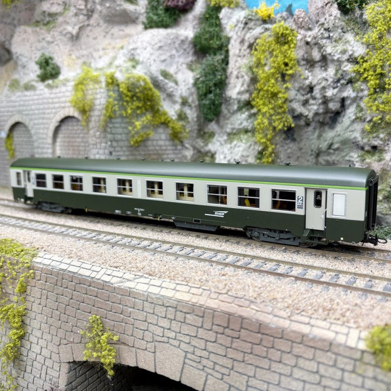 Voiture USI, B4t4, 2CL, Sud Est, Dijon, logo Casquette blanc, SNCF, Ep. V, éclairage - R37 42525 - HO 1/87