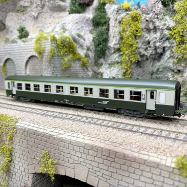 Voiture USI, B4t4, 2CL, Sud Est, Dijon, logo Casquette blanc, SNCF, Ep. V, éclairage - R37 42525 - HO 1/87