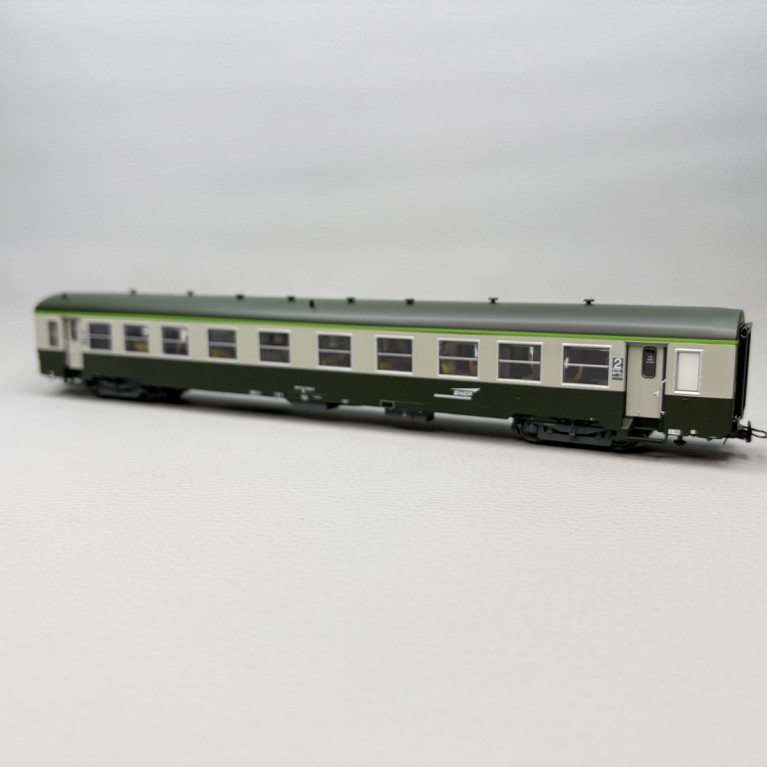 R37 42525 - Voiture USI, B4t4, 2CL, Sud Est, Dijon, logo Casquette blanc, SNCF