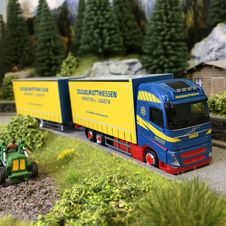 Semi-remorque tandem, bâche à rideau jumbo, Volvo FH GL 2020, Wolfgang Matthiessen - HERPA 319515 - HO 1/87