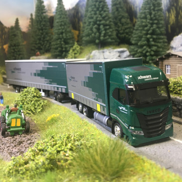 Camion semi-remorque, à rideaux coulissants, Iveco S-way, Spedition Schwartz - HERPA 319607 - HO 1/87