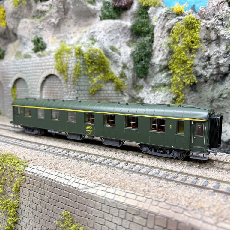 Voiture OCEM RA, A8, 1CL, ex Midi, marquage UIC, logo encadré jaune, SNCF,  Ep IVa - LSMODELS MW40920 - HO 1/87