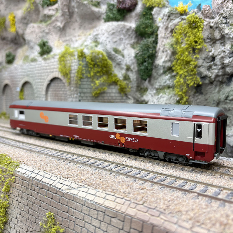 Voiture Gril Express, livrée rouge / gris métal, logo "GE" orange, SNCF,  Ep IV - LSMODELS 40154 - HO 1/87