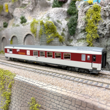 Voiture Gril Express, livrée rouge / gris clair, logo Encadré, SNCF,  Ep IV et V - LSMODELS 40153 - HO 1/87