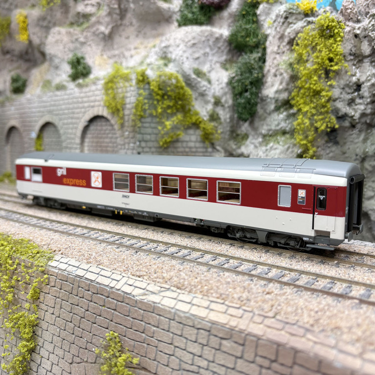 Voiture Gril Express, livrée rouge / gris clair, logo Encadré, SNCF,  Ep IV et V - LSMODELS 40153 - HO 1/87