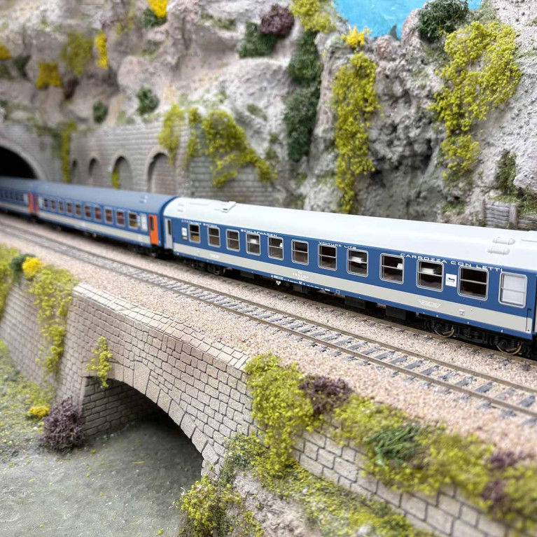 3 voitures du trains express D 374/375 "Vindobon/Hongrie", MAV, Ep. IV et V - ROCO 74188 - HO 1/87