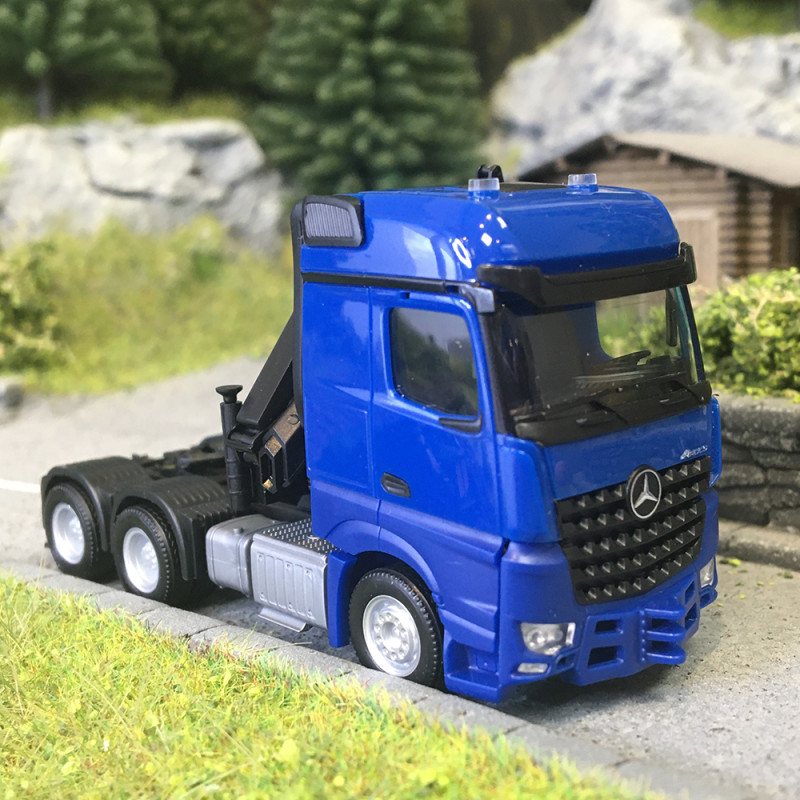 Tracteur porteur, Mercedes-Benz Arocs 18, bigspace, 3 essieux avec grue (6x4), bleu - HERPA 318747 - HO 1/87