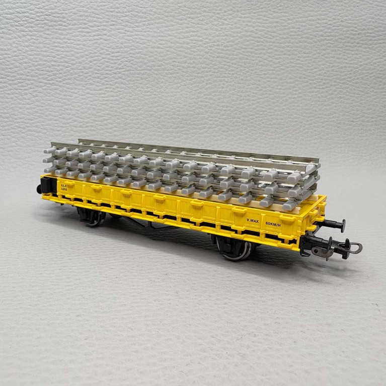 Wagon plat à rebords bas à ranchers avec chargement rails, RLF - PIKO 27734