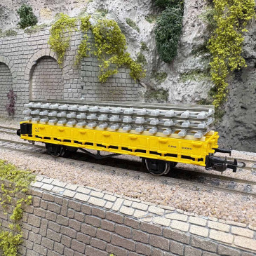 Wagon plat à rebords bas à ranchers avec chargement rails, RLF, Ep. IV - PIKO 27734 - HO 1/87