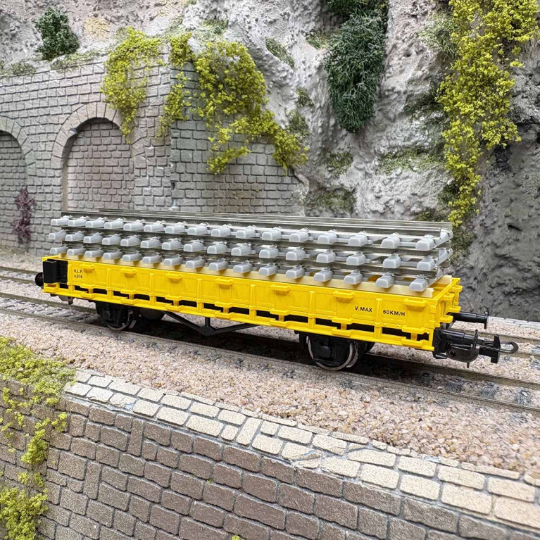 Wagon plat à rebords bas à ranchers avec chargement rails, RLF, Ep. IV - PIKO 27734 - HO 1/87